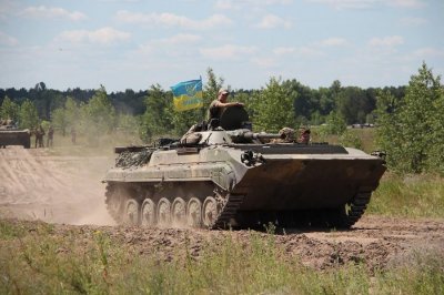 ВСУ разместили бронетехнику у линии фронта в ЛНР - «Новороссия»