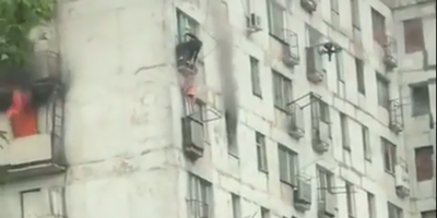Житель Приморья с балкона вытянул двух детей из горящей квартиры этажом ниже