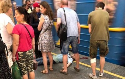 Кровавое ЧП: в метро Киева поезд зацепил пассажира - «Украина»