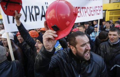 Львовские шахтеры перекрыли трассу с требованием выплатить долги по зарплате - «Новороссия»
