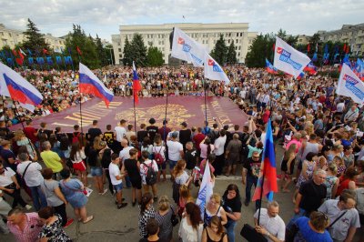 На центральной площади Луганска молодежь развернула самый большой в мире паспорт России - «Новороссия»