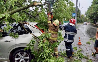 Непогода в Киеве: двое пострадавших, 15 разбитых авто - «Украина»
