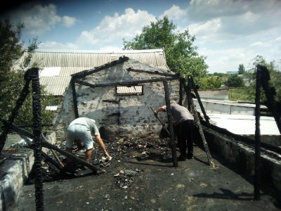 Обнародованы фото сгоревших после обстрела ВСУ зажигательными снарядами построек в Ясном - «Новороссия»