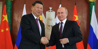 Охрана Путина спасла Си Цзиньпина от падения со сцены