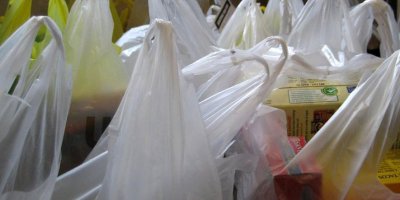 Отказавшимся от пластиковых пакетов россиянам предложили давать скидки