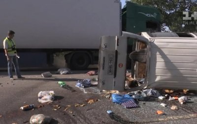 Под Николаевом перевернулся санитарный автобус, есть жертва - (видео)