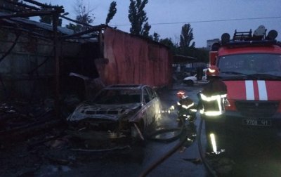 Пожар на бывшей автобазе в Киеве: сгорели три машины - «Украина»