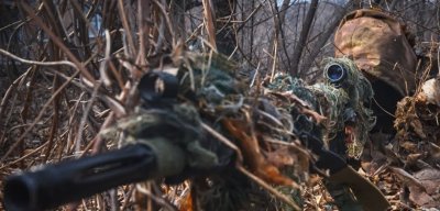 Снайпер защитников Донбасса ликвидировал украинских карателей во время маскировки позиции (видео) - «Новороссия»