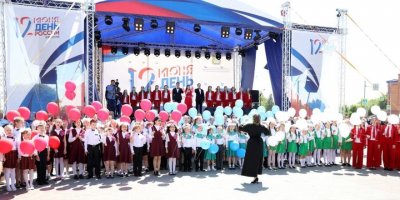 В День России сотни десятки тысяч курганцев исполнили гимн страны