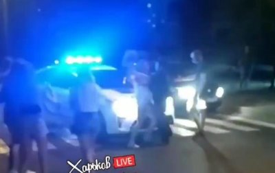 В Харькове девушка ударила патрульного - (видео)