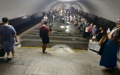 В Харькове затопило станцию метро - (видео)