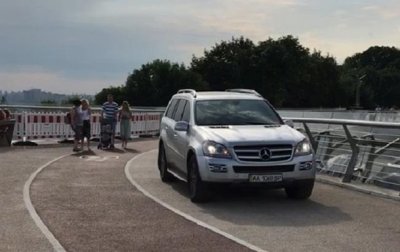 В Киеве на "мосту Кличко" заметили внедорожник – соцсети - (видео)