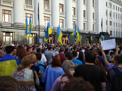 В Киеве нацисты митингуют против «малороса» Зеленского – начались столкновения с полицией - «Новороссия»