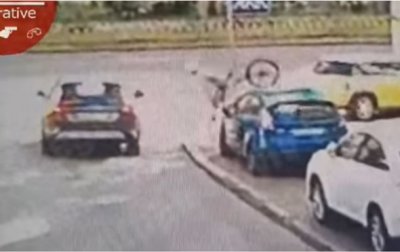 В Киеве велосипедист протаранил головой авто - (видео)