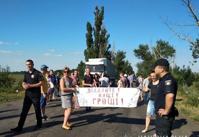 В оккупированном Угледаре шахтеры с женами четвертые сутки блокируют трассу из-за невыплаты зарплат - «Новороссия»
