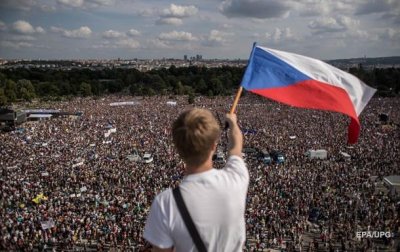 В Праге более 250 тысяч митингуют против власти - (видео)