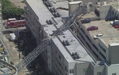 В США на пятиэтажный дом упал кран - (видео)