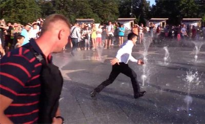 Зеленский вместо обсуждения насущных проблем побегал по фонтану в Мариуполе - «Новороссия»