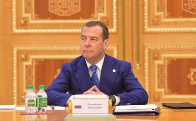 Зигзаг Медведева: Зачем подняли пенсионный возраст, если сократят рабочую неделю? - «Общество»