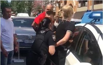В Киеве полицейские избили женщину за съемку видео - (видео)