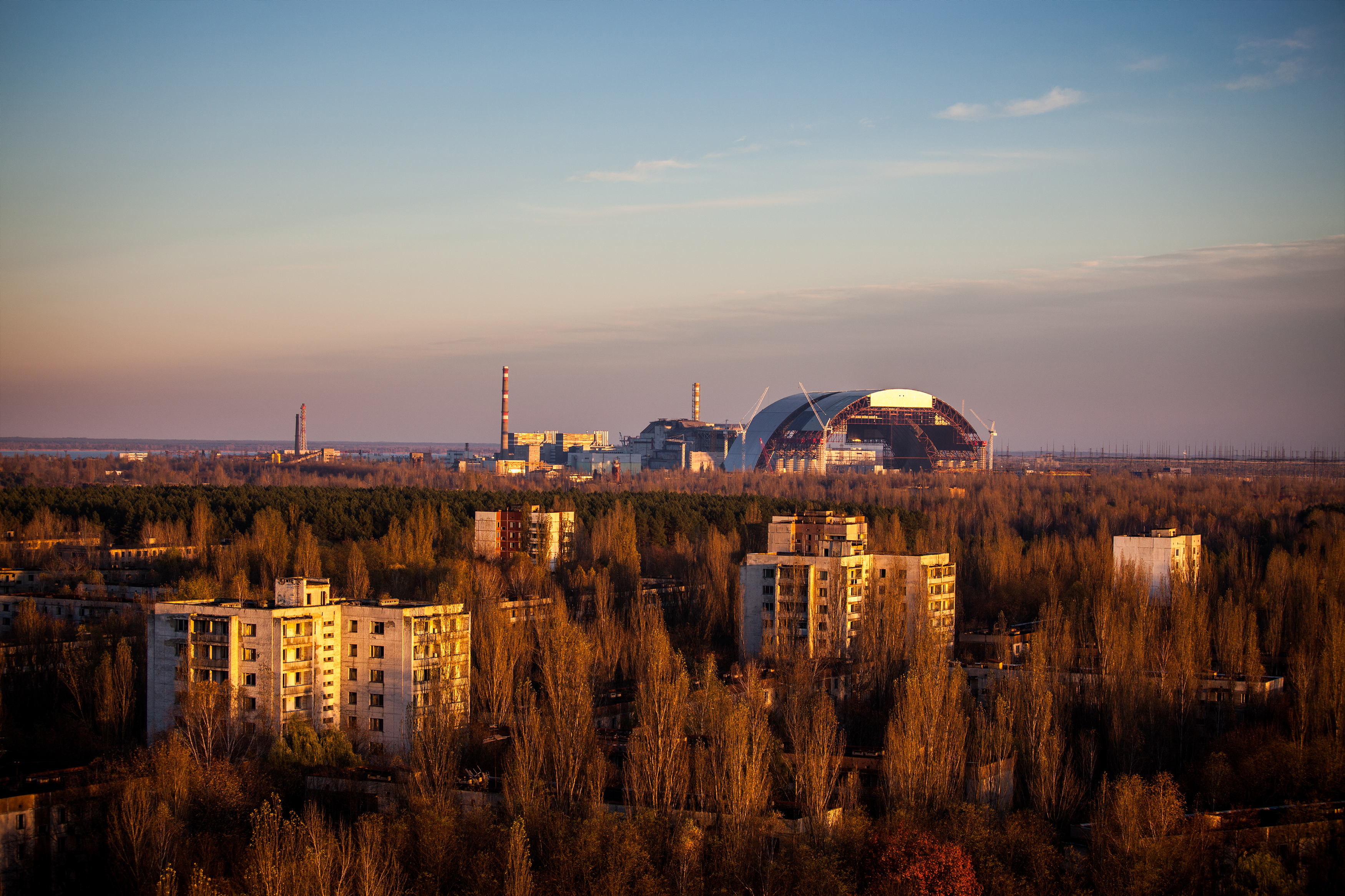 Припять. Зона отчуждения Чернобыльской АЭС. Чернобыльская АЭС И город Припять. Припять панорама АЭС. Припять вид с крыши на ЧАЭС.