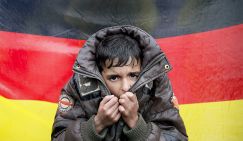 Как Меркель своей «мигрантофильской» политикой толкает немцев к нацизму - «Политика»