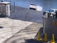 Перепутала педали: пожилая женщина утопила внедорожник Mercedes в реке после мойки (ВИДЕО) - «Автоновости»