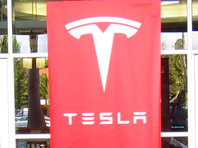Tesla завершила второй квартал с убытками в 408 млн долларов и рекордными накоплениями - «Автоновости»