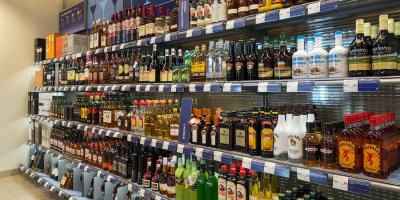 Главный нарколог Минздрава предложил запретить продажу спиртного возле жилых домов