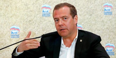 Медведев пообещал, что "Единая Россия" поддержит честные журналистские расследования