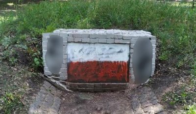 Неизвестные снова облили краской памятник боевикам УПА* в Харькове - «Новороссия»