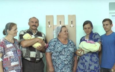 Невестка и свекровь одновременно родили в Житомире - (видео)
