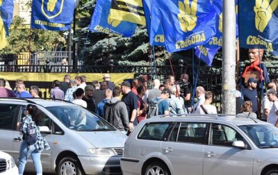 Под Конституционным судом митингуют против отмены люстрации - «Украина»