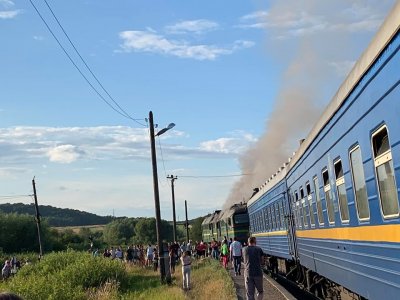 Под Львовом на ходу загорелся поезд с пассажирами — видео - «Новороссия»