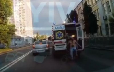 Полуголый мужчина на ходу выпрыгнул из "скорой" в Киеве - (видео)