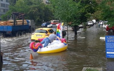Потоп в Киеве: плавающий единорог и вода в метро - «Украина»
