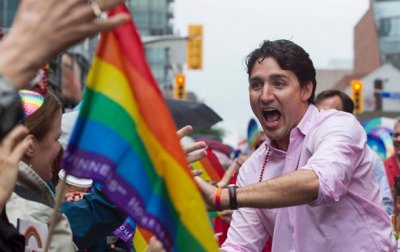 Премьер Канады Трюдо посетил гей-бар - (видео)