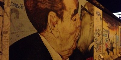 Россияне высказали отношение к поцелуям между мужчинами