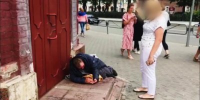 Российская чиновница отпинала спящего бездомного