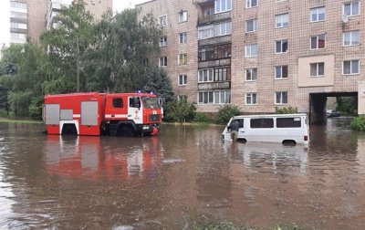 Сильный ливень затопил Ровно - (видео)