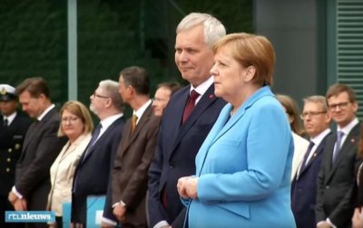 Стало известно, что шептала Меркель во время приступа дрожи - (видео)