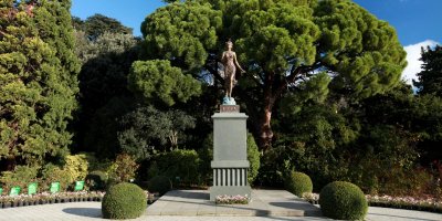 Суд обязал ялтинский ботанический сад заменить статую Флоры на бюст Ленина