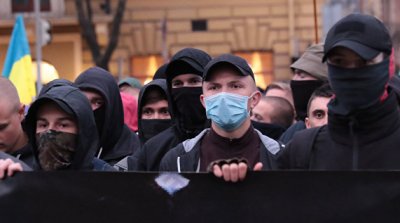 Украинские нацисты под стенами СБУ протестуют против показа фильма Оливера Стоуна об Украине - «Новороссия»