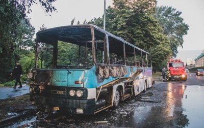 В Киеве дотла сгорел пассажирский автобус - (видео)