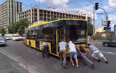 В Киеве пассажиры толкали сломавшийся троллейбус - «Украина»