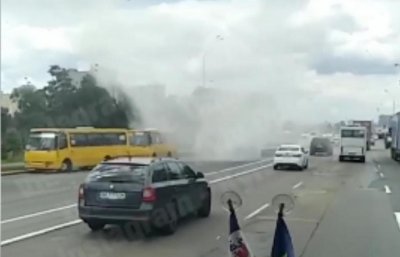 В Киеве посреди дороги загорелась маршрутка с пассажирами — видео - «Новороссия»