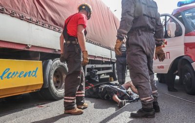 В Киеве прицеп раздавил голову водителю фуры - (видео)