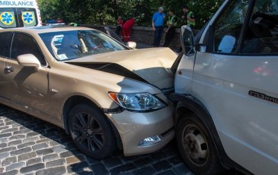 В Киеве возле "моста Кличко" водитель Lexus попал в ДТП и умер - (видео)
