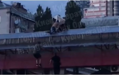 В центре Киева мужчина подрался с полицейскими на крыше рынка - (видео)