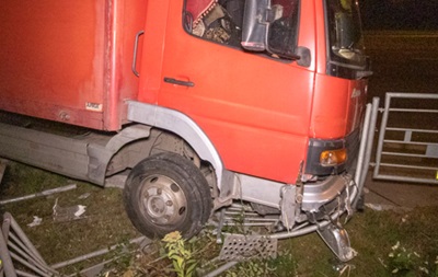 В Киеве водитель грузовика умер за рулем и въехал в забор - «Украина»